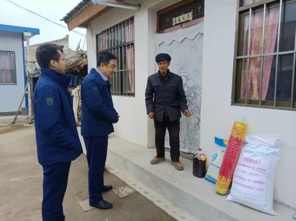 MK在线深入帮扶村开展春节慰问(图2)