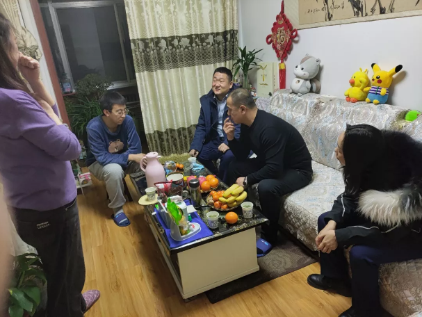 关爱员工冷暖 传递组织温情——MK在线组织开展员工家访活动(图2)