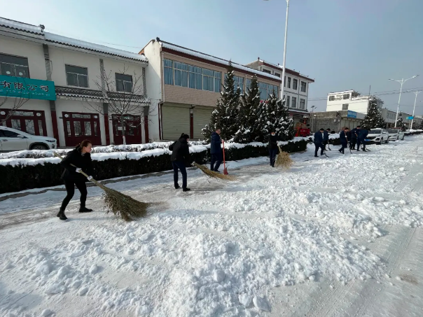 文明创建我先行——MK在线深入创城包抓村社开展清扫积雪志愿服务活动(图2)