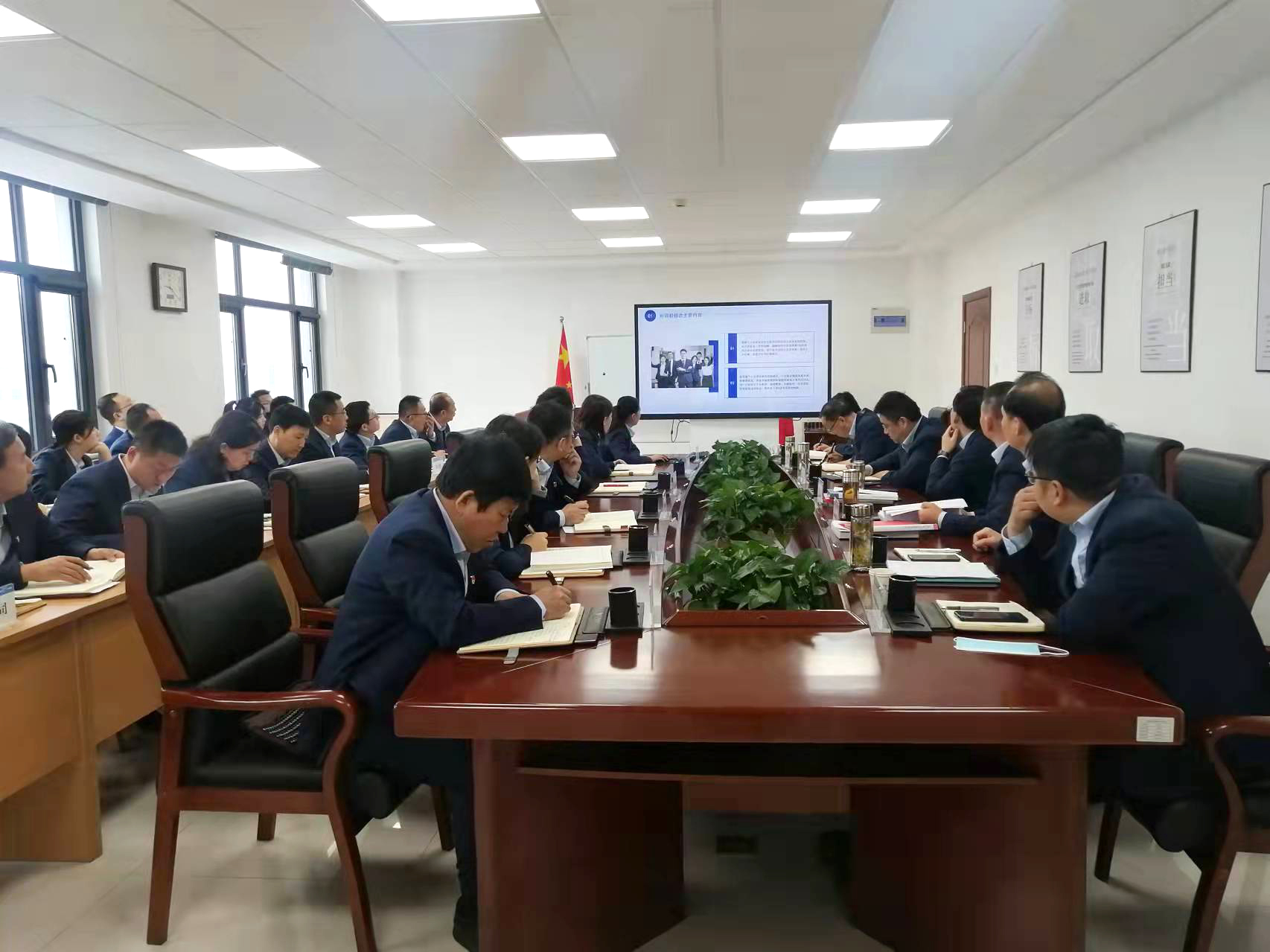 MK在线召开党委理论学习中心组集体学习会议(图2)