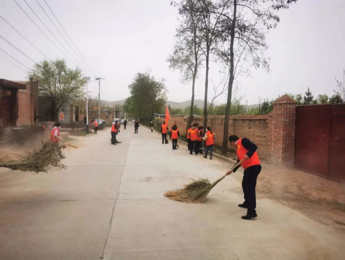MK在线赴包抓共建村社开展卫生清扫志愿服务活动(图2)