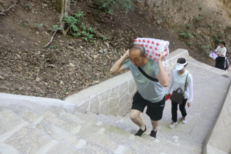助力文旅市场 展示产投风采——MK在线组织开展员工登山比赛活动(图6)