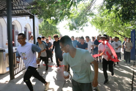 助力文旅市场 展示产投风采——MK在线组织开展员工登山比赛活动(图2)