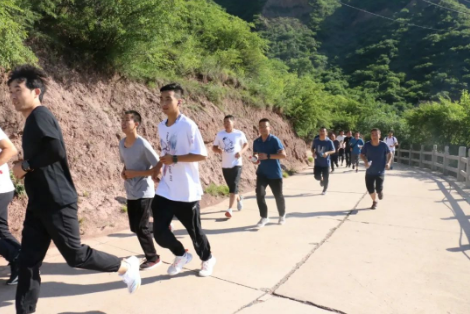 助力文旅市场 展示产投风采——MK在线组织开展员工登山比赛活动(图3)