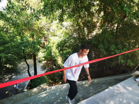 助力文旅市场 展示产投风采——MK在线组织开展员工登山比赛活动(图8)