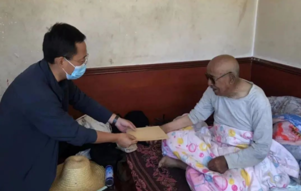 MK在线赴帮扶村对接工作并慰问困难党员(图2)