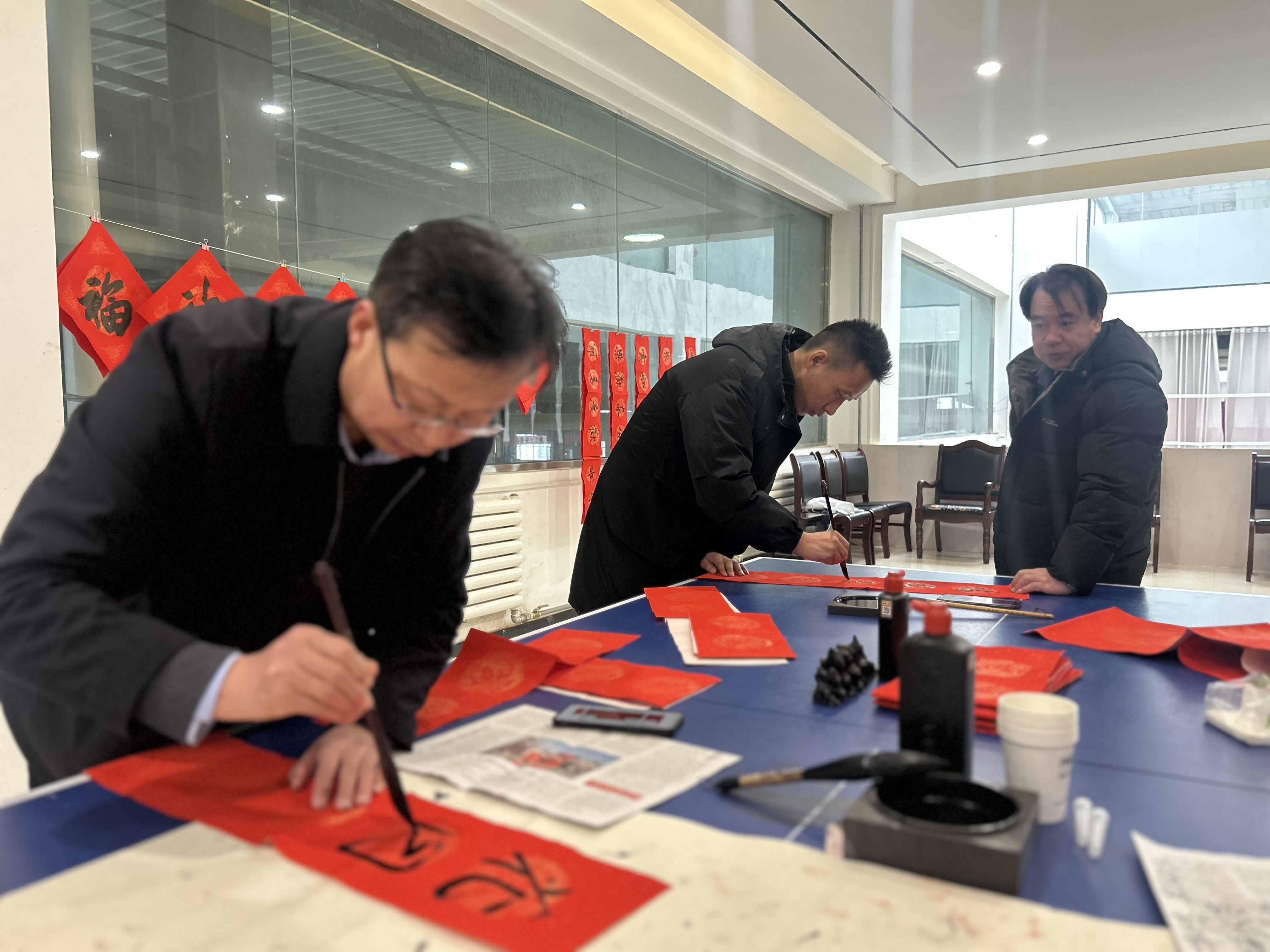 翰墨飘香添年味 迎春纳福写春联—MK在线泓盛达公司组织开展迎新春、写对联、送祝福活动(图1)